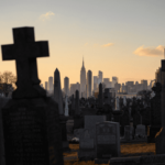 💑💭 Descubre qué significa soñar en un cementerio con tu pareja