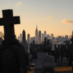🧐💭 ¿Qué significa soñar con cementerio y mucha gente? Descubre el significado de esta enigmática combinación