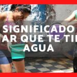 🌊 Descubre el significado de soñar que te echan agua: ¡Una interpretación sorprendente!