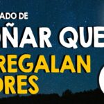 🌸 Descubre qué significa 🌼 soñar que te regalan flores: una mirada al mundo de los sueños 🌺